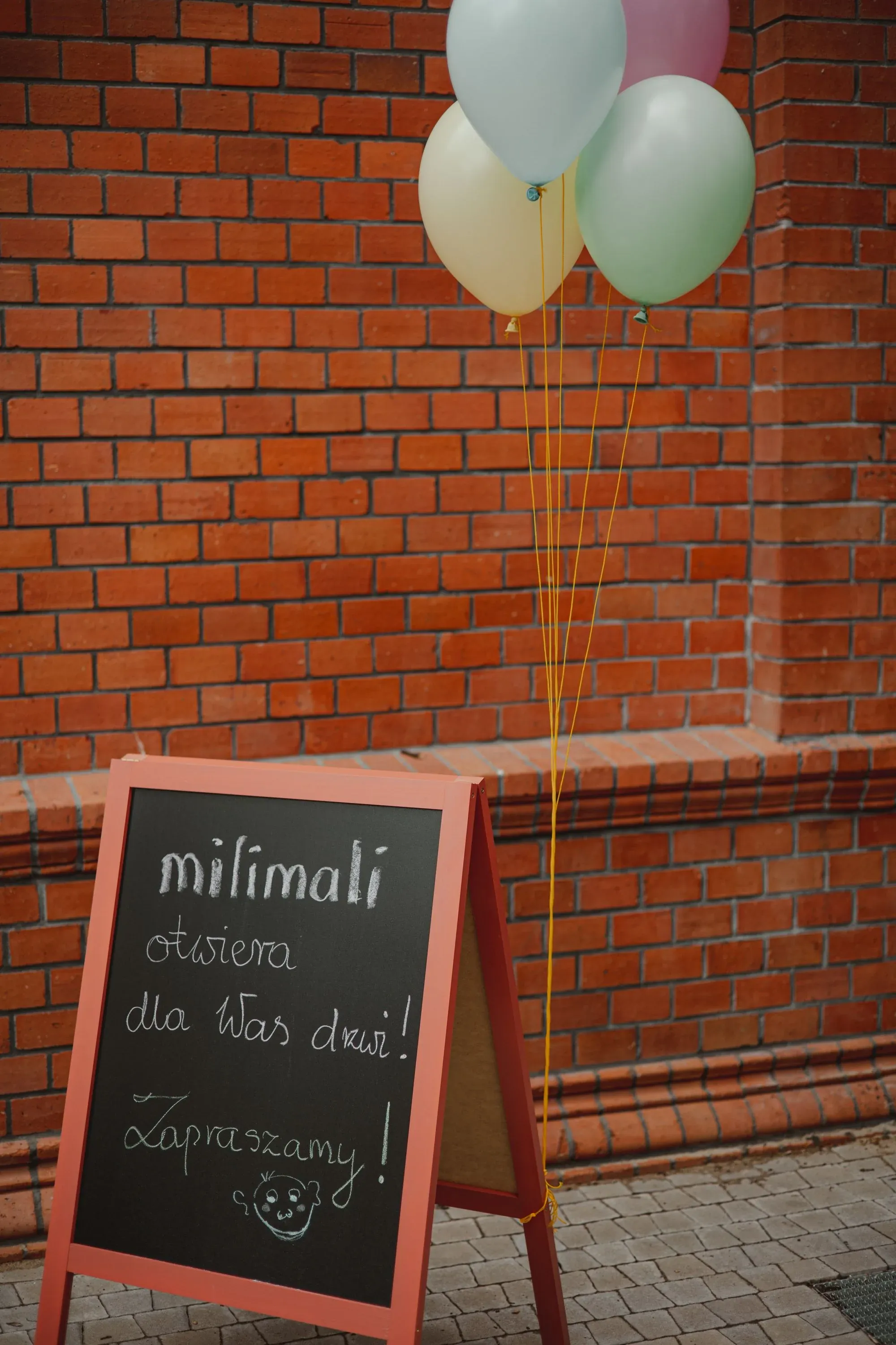 Tablica powitalna MiliMali z balonami przed wejściem